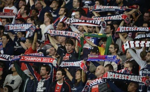 Des supporters du PSG en tribunes pour la réception du FC Barcelone en Ligue des champions, le 30 septembre 2014 au Parc des Princes