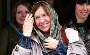 La Bélarusse Svetlana Alexievitch, couronnée du Nobel de Littérature, le 8 octobre 2015 à Minsk