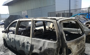 Une voiture incendiée lors des violences urbaines qui ont touché certains quartiers de Toulouse les 15 et 16 avril 2018.