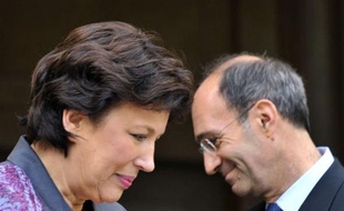Le ministre du Travail sortant Eric Woerth a remis lundi matin "une partie des clés" de son ministère à Roselyne Bachelot, nommée ministre des Solidarités et de la cohésion sociale, expliquant qu'il le quittait "avec émotion".