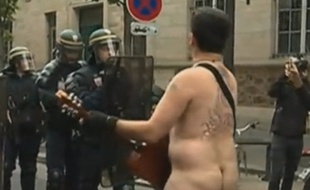 Un homme nu a chanté devant les policiers, lors de la manifestation du 12 septembre 2017.