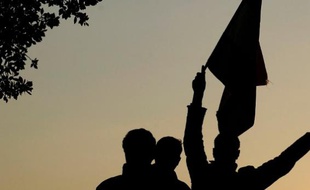 Des Egyptiens au coucher du soleil, sur la place Tahrir, le 11 février 2011, après le départ de Moubarak.