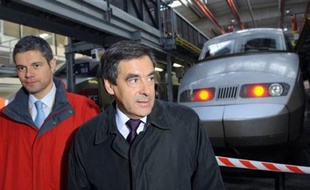 La SNCF va investir 700 millions d'euros supplémentaires entre 2009 et 2010 dans le cadre du plan de relance de l'économie, a annoncé vendredi le Premier ministre François Fillon.