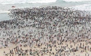 La foule des vacanciers sur une plage de Durban, en Afrique du Sud, le 1er janvier 2016