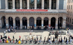 Venus de Géorgie, de Russie ou du Rwanda, une dizaine de jeunes immigrés prennent à coeur leur rôle d'acteurs dans la création d'un opéra participatif à Lyon, qui sera monté en septembre au sein du prestigieux Opéra de Lyon, exemple de projet d'intégration par l'art.