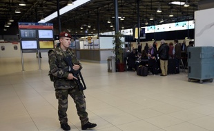 Présence militaire à l'aéroport Charles de Gaulle, le 14/11/2015, au lendemain des attaques terroristes.