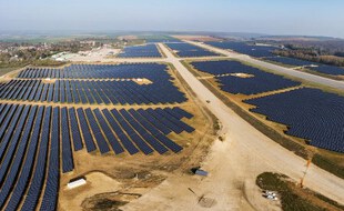Une centrale photovoltaïque sur l'ancienne base aérienne de Marville-Montmedy à Marville dans la Meuse (Grand-Est).