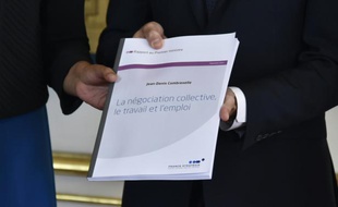 Gros plan sur le rapport de la commission Combrexelle remis à Manuel Valls le 9 septembre 2015 à Matignon à Paris