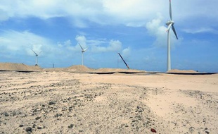 Des éoliennes dans le port de Mucuripe, à Fortaleza, dans le Nord-Est du Brésil le 11 décembre 2012