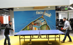 Piti Phatthanaphuti et Cesar Bonilla jouent au ping pong à l'intérieur du