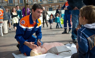Une démonstrationde massage cardiaque à Toulouse.