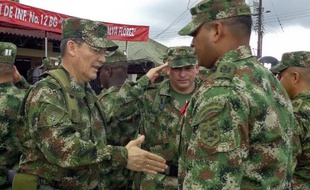 Le général colombien Rubén Alzate (g) le 15 août 2014, deux mois avant son kidnapping par les Farc