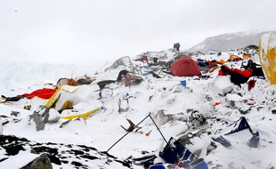 Le 25 avril 2015, une avalanche a frappé le camp de base de l'Everest, après le séisme.