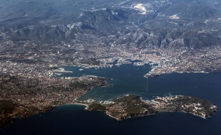 Une vue aérienne de la ville de Toulon.
