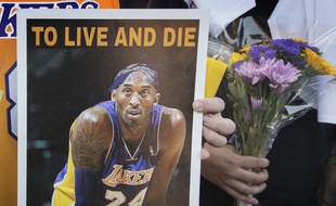 Des fans de Kobe Bryant se sont rassemblés pour lui rendre hommage sur les lieux du crash dans lequel l'ex-joueur des Lakers est mort, en Californie, le 27 janvier 2020.