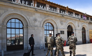 Des soldats de l'opération Sentinelle en patrouille à la Gare Saint-Charles de Marseille après l'interpellation d'un homme au comportement suspect, ce samedi.