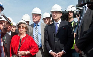 Françoise Cartron, Alain Rousset et Alain Juppé, le 15 avril 2013, lors de la pose de la première pierre du grand stade de Bordeaux