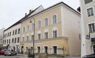 La grande maison à la façade jaune en Autriche où Hitler est né le 20 avril 1889.