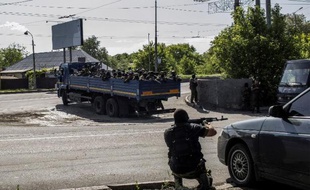 Des militants prorusses combattent l'armée ukrainienne à l'aéroport de Donetsk en Ukraine, le 26 mai 2014