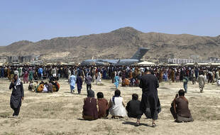 Des milliers d'Afghans se sont rués vers l'aéroport cette semaine pour fuir le pays.