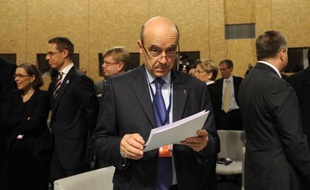 Le ministre de la Défense Alain Juppé a souligné dimanche l'absence de "preuves" dans l'affaire de l'attentat de Karachi, affirmant qu'il n'avait pas lui-même entendu parler de "retrocommissions" quand il était Premier ministre, sur des contrats de ventes d'armes au Pakistan.