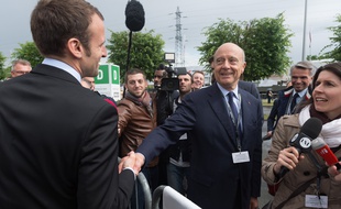Alain Juppé et Emmanuel Macron se croisent au salon international de sécurité et de défense EuroSatory, le 16 juin 2016.