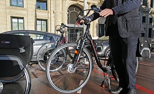 Des vélos à assistance électrique sont mis à disposition des employés municipaux et des élus, à Cannes. 5/01/2015 Cannes