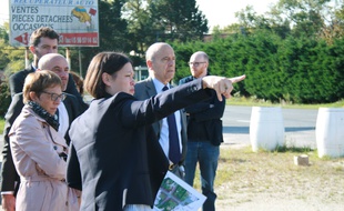 Agnès Versepuy, maire du Taillan-Médoc et conseillère générale de la Gironde, ici avec Alain Juppé