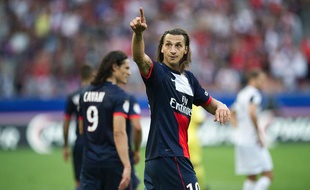 L'attaquant du PSG, Zlatan Ibrahimovic (de face) et son coéquipier Edinson Cavani (de dos), lors du match du PSG contre Guingamp le 31 août 2013.