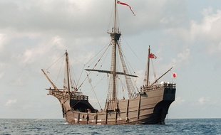 Une réplique de la Santa Maria, le bateau de Christophe Colomb, en mer des Bahamas, en 1991.