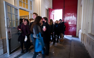 Lyceens reprenant les cours apres une fausse alerte a la bombe au lycee Henri IV pres du Pantheon dans le 5e arrondissement de Paris