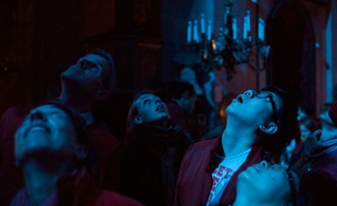 Des visiteurs de Nuit Blanche à Paris le 3 Octobre 2013