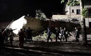 Un train de passagers venant d'Athènes a déraillé près de Thessalonique (Nord de la Grèce) passant à travers une maison. Les secours sont sur place. 14 mai 2017.
