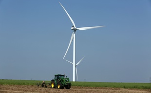 De éoliennes dans un champ de culture d'orge (illustration).