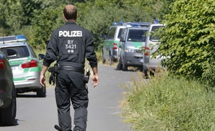 Un policier allemand à Wurtzbourg, le 19 juillet 2016, au lendemain d'une attaque terroriste perpétrée dans un train