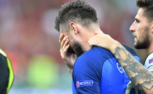Olivier Giroud en pleurs à l'issue de la finale de l'Euro 2016, le 10 juillet au Stade de France.