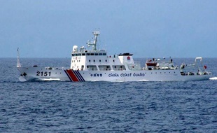 Quatre bateaux chinois ont brièvement pénétré lundi dans les eaux qui entourent des îles que se disputent âprement la Chine et le Japon, sur fond de menaces verbales croissantes entre les deux pays.