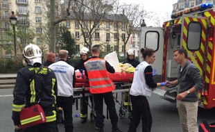 Des pompiers prennent en charge une personne blessée lors de l'attentat contre Charlie Hebdo le 7 janvier 2015 à Paris