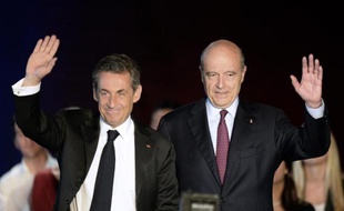 L'ex-président français Nicolas Sarkozy (g) et le maire UMP de Bordeaux Alain Juppé à Bordeaux, le 22 novembre 2014