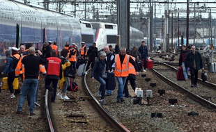 Les passagers d'un TGV évacués après le blocage des voies par les salariés d'Arjowiggins, le 25 mars 2019.
