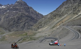Le pilote espagnol Jordi Viladoms, lors du passage de la Cordillère des Andes, sur l'étape entre Mendoza et Valparaiso, le 9 janvier 2009 sur le Dakar.