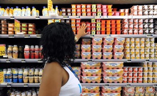 Un rayon de produits laitiers dans un hypermarché, le 30 mars 2013