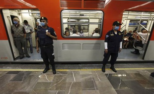 Dans une station de métro à Mexico, le 2 mai 2009.