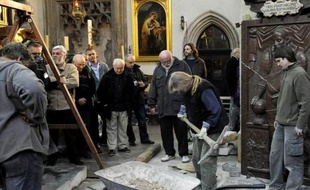 L'opération d'exhumation de la dépouille de l'illustre astronome danois Tycho Brahe (1546-1601) a commencé lundi dans une église de Prague pour permettre à une équipe scientifique d'éclaircir les circonstances entourant sa mort, a constaté un journaliste de l'AFP.