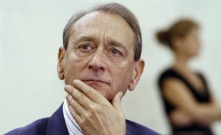 Le projet de budget 2009 pour Paris, qui sera débattu lundi et mardi, verra la première hausse depuis 2001 des quatre impôts locaux directs, une augmentation de 9% que le maire socialiste Bertrand Delanoë justifie par des besoins d'investissement, notamment dans le logement social.