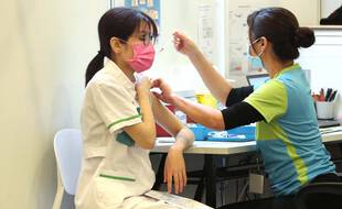 Des habitants de Hong Kong reçoivent le vaccin Sinovac, le 23 février.
