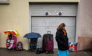 Une femme rom le 4 février 2014 après l'évacuation de son camp