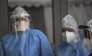 Des soignants dans un hôpital de Soweto en Afrique du Sud, le 25 janvier 2021.