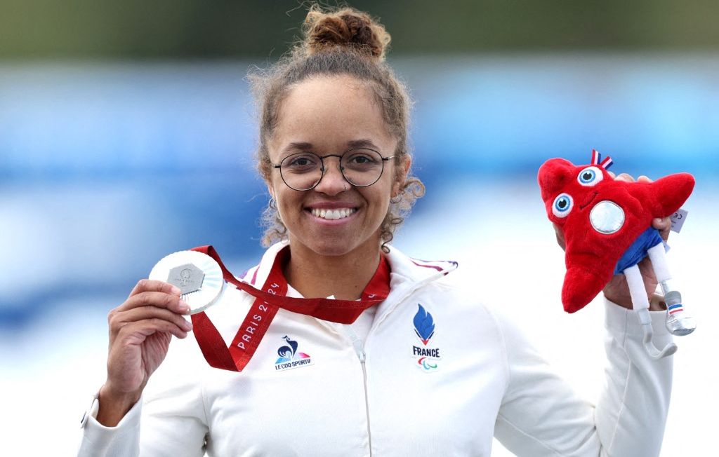 Nélia Barbosa, qui a décroché ce dimanche à Vaires-sur-Marne l'argent sur 200 m en kayak KL, a apporté à la France sa 75e et dernière médaille des Jeux paralympiques 2024.