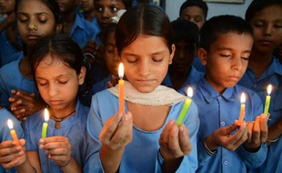 Des enfants prient en Inde après la mort de 23 de leurs camarades qui ont succombé après une intoxication alimentaire, le 18 juillet 2013.